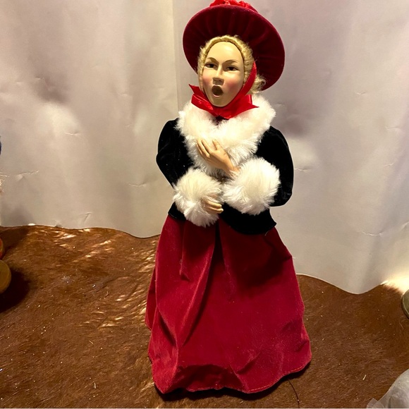 SET VICTORIAN FAMILY CHRISTMAS CAROLERS ELEGANT LADY BOYS GIRLS SINGER FIGURINES - Picture 2 of 8